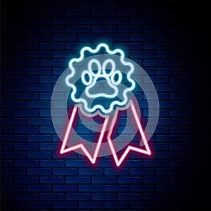 Glowing neon line Pet award symbol icon isolated on brick wall background. Badge with dog or cat paw print and ribbons