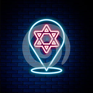 Glowing neon line Star of David icon isolated on brick wall background. Jewish religion symbol. Symbol of Israel