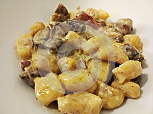 Gnocchi with champignons, cream and bacon