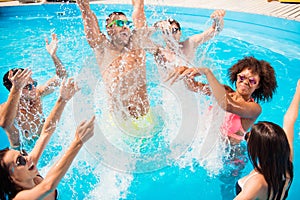 Go crazy in the water! Splitting and go insane! Crazy tourists a