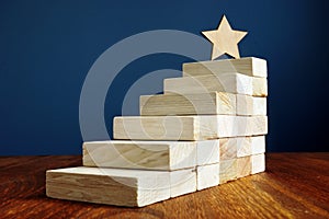 Cíl nastavení a úspěch. hvězda a schodiště dřevo 