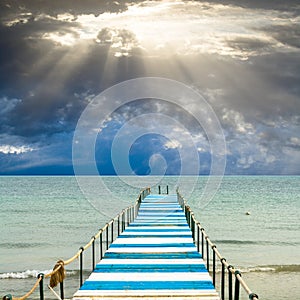 Los dioses la luz es un través de muelle 