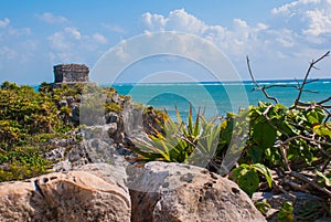 De vientos templo sobre el turquesa caribe el mar. antiguo maya en México 