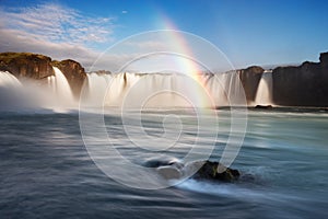 Cascata un arcobaleno sul soleggiato mattina 