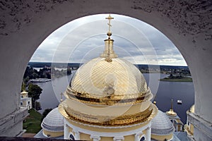 Bebé cúpula de ortodoxo iglesia arco 