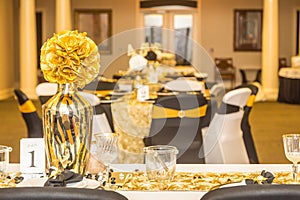 Zlato hlava stůl centrální na černý bílý a zlato tématické oslava 