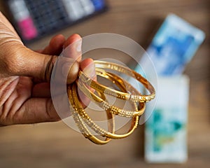 Gold jewellery and curency notes