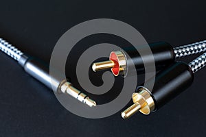 The gold-plated RCA connectors and TRS connector for sound transmission, audio cable for excellent sound quality on