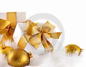 Gold ribbon doni con le palle di natale in bianco.
