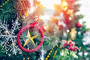 A gold star model hanging on Christmas tree Ideas to welcome the upcoming Christmas season