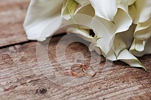 Gold wedding rings with white flowers