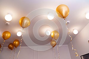 golden balloons on the ceiling. Simple and spectacular decoration for the party.