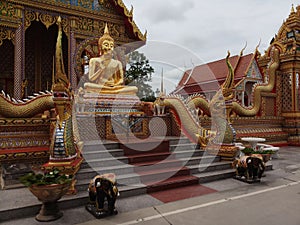 A golden bouddha photo