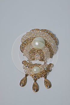 Golden broche with pearl and diamond photo