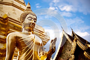 Dorado estatua en tailandia templo 