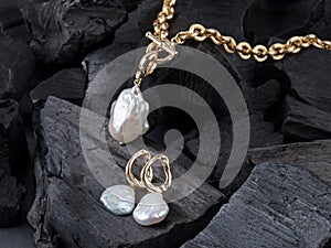 Golden chain with white baroque pearl pendant and earrings
