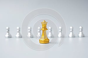 Golden chess king pieces or leader businessman stand out of crowd people of silver men. leadership, business, team, teamwork and