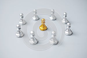 Golden chess pawn pieces or leader  leader businessman with circle of silver men. leadership, business, team, and teamwork concept