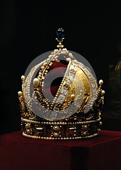 Dorado corona de el emperador 