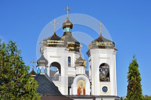 Golden domes Svyatogo Nikolaya Chudotvortsa.