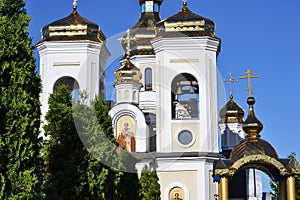 Golden domes Svyatogo Nikolaya Chudotvortsa.