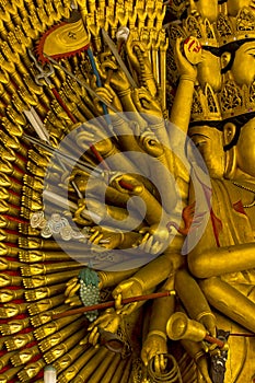 Golden Guanyin Golden Statue has a hand with 1000 hands
