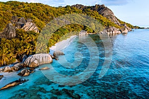 Lektion auf der Quelle exotisch Strand auf der Seychellen. antenne Trompete höher 