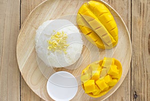 Golden mango sticky rice to eat
