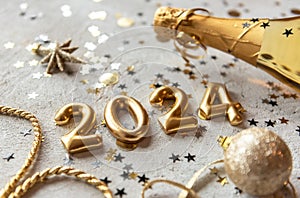 Zlatý 2024 nový čísla konfety a šampaňské láhev 