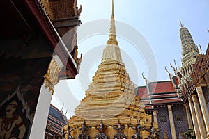 Golden pagoda in the temple of Emerald Buddha Wat Phra Kaew. Is worshiped for Thai Buddhists, tourists and people in general.