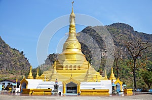Golden Pagoda at Wat sao roi ton. Myanmar