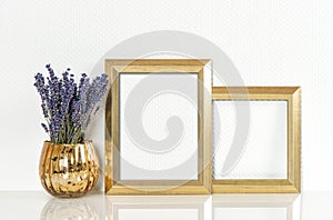 D'oro una foto telaio un lavanda fiori. antico stile deridere su 