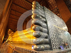 Golden reclining buddha