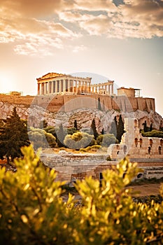 Zlatý západ slunce na majestátní v atény řecko 