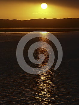 Dorado atardecer en bahía 