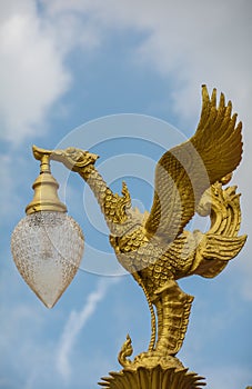 Golden swan statue, traditionnal lamp.