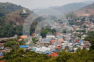 Dorado triángulo. de el gran estatua sobre el colina en tailandia fronteras en Birmania 