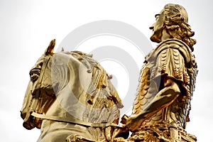 Goldene Reiter Statue