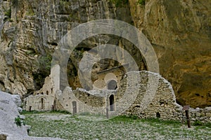 Gole di Fara di San Martino e abbazia di San Martino. Parco Nazionale Maiella Abruzzo, Italy