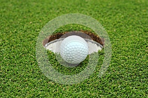 Golf ball go to lip hole