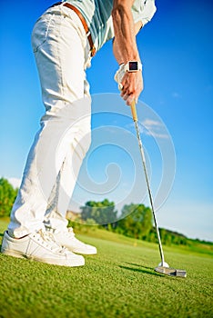 Golf player holding clud