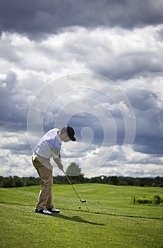 Golf player pitching