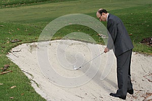 Jugador de golf en la tienda la ropa 