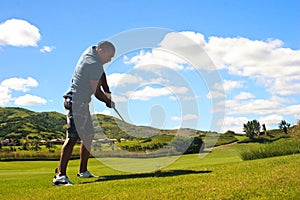 Giocatore di golf battendo sfera 