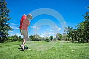 Golfer tee off