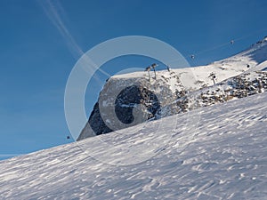 Gondola lift an rocky edge