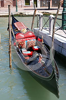 Gondola waiting tourists