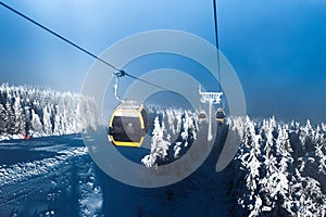 Gondoly se tyčí v horách, lyžařské středisko, zasněžené vánoční stromky, zimní krajina