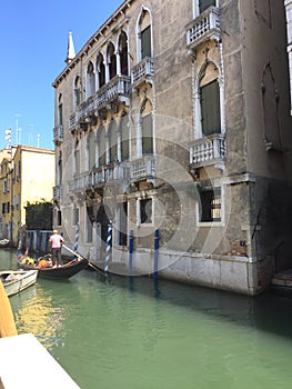 Gondoliere nel canale - Venetian style
