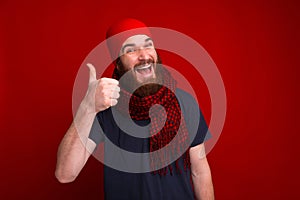 GOOD !!! Photo of bearded guy showing thumb at camer and wearing